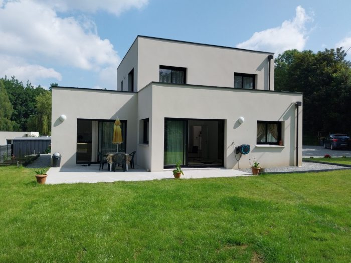 Contemporary Detached House with Garden