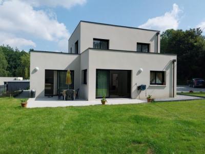 Contemporary Detached House with Garden