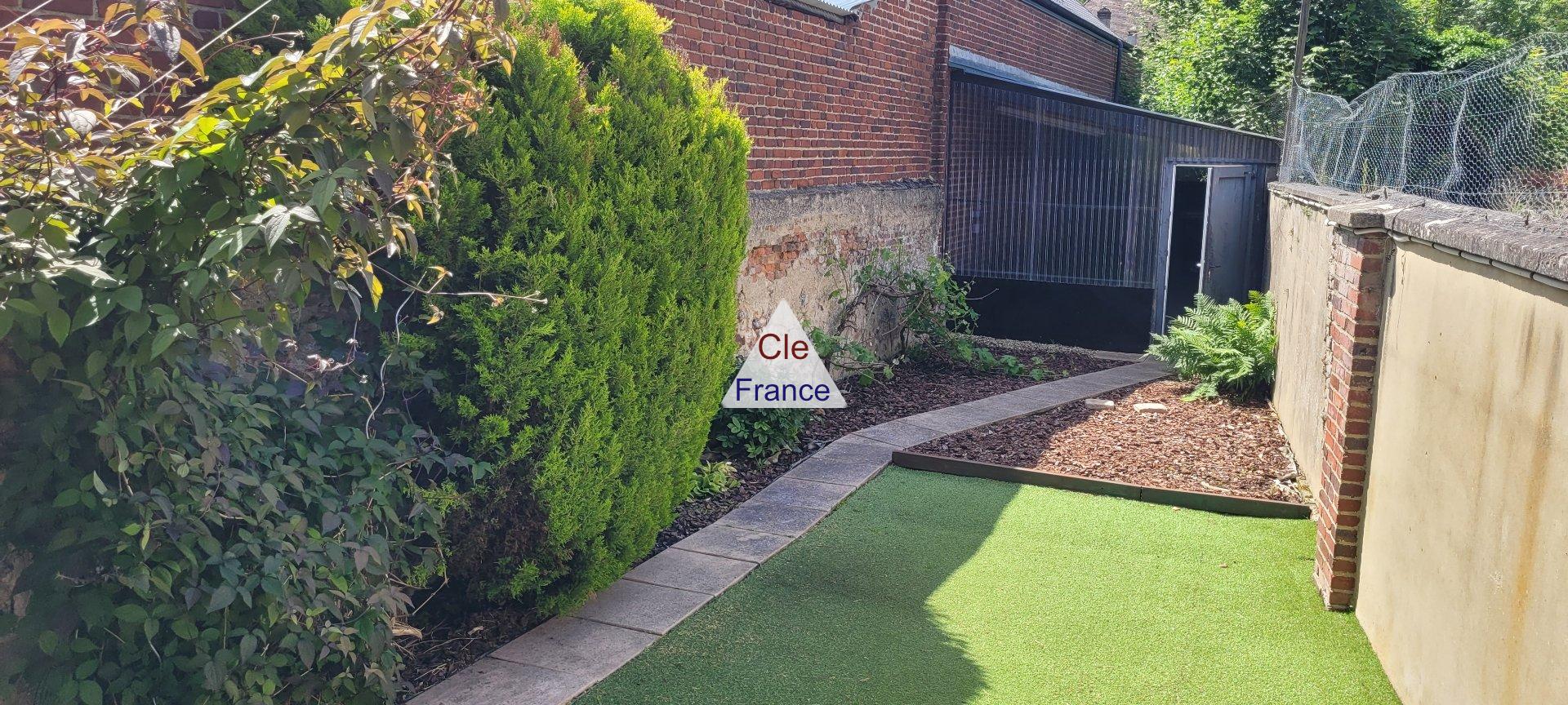 Contemporary House with Conservatory and Lovely Garden