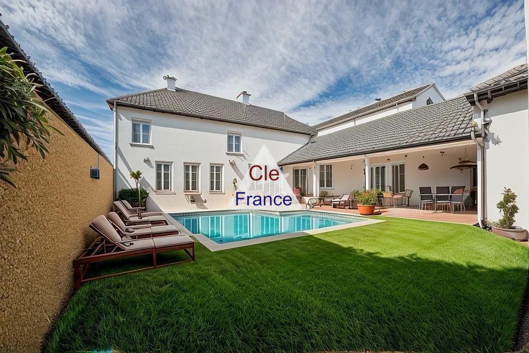Stunning House with Swimming Pool