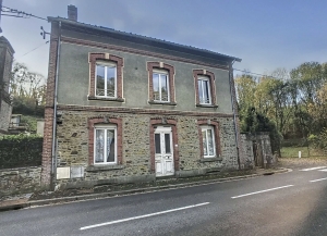 Detached House with Garden to Improve