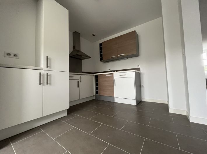 Well Appointed Apartment in Great Location