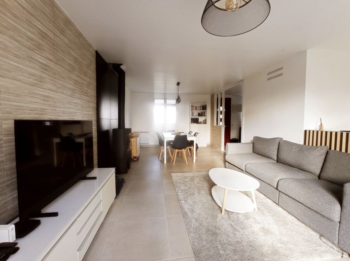 Traditional Detached House with Garden and Pool