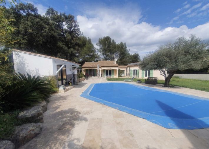 Detached Villa with Swimming Pool