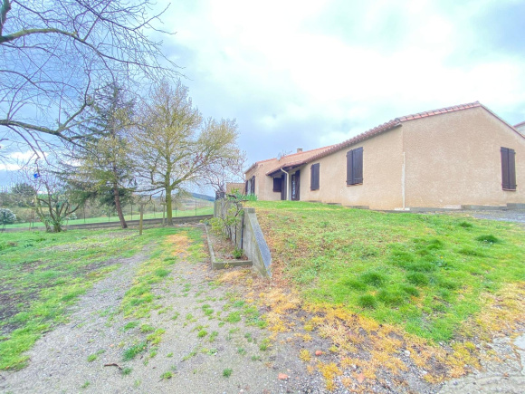 Detached Villa With Garden