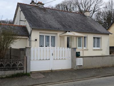 Detached House with Garden and Conservatory