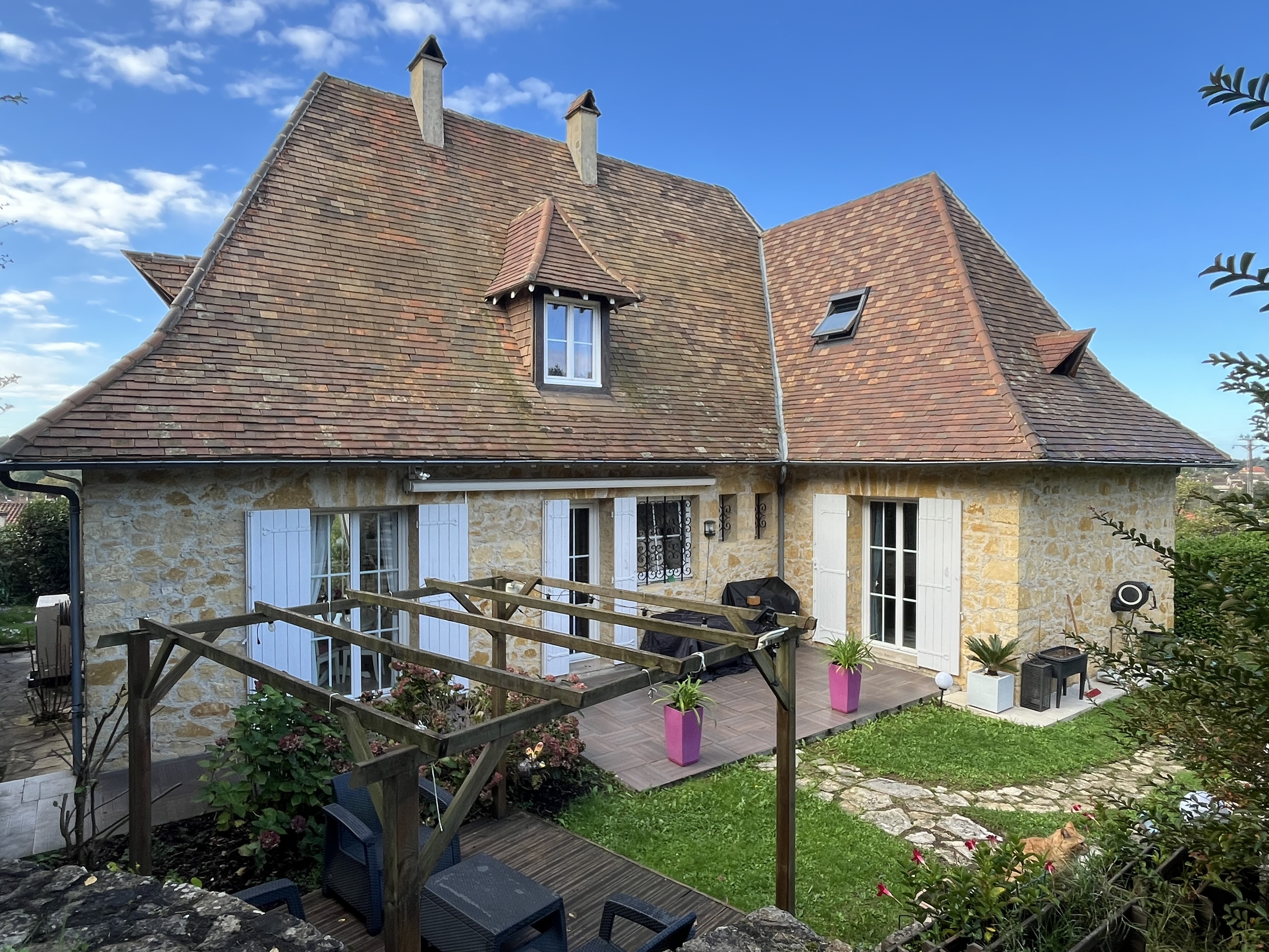 Character Detached House with Swimming Pool