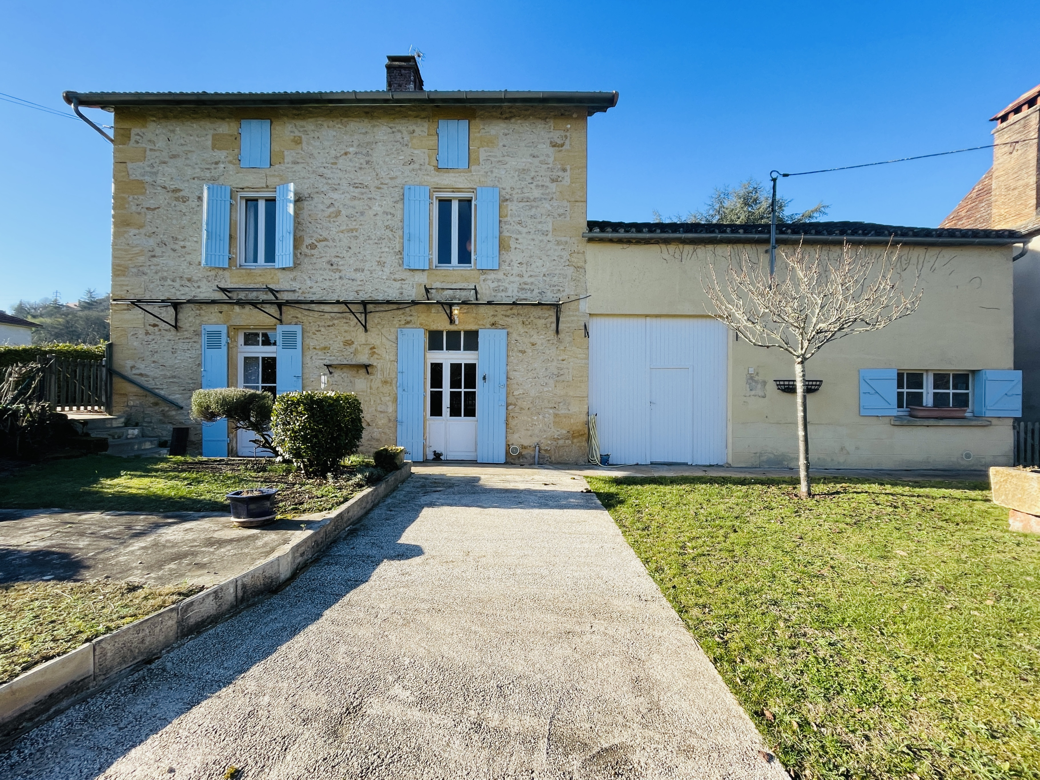 Detached Villa with Pool and Landscaped Garden