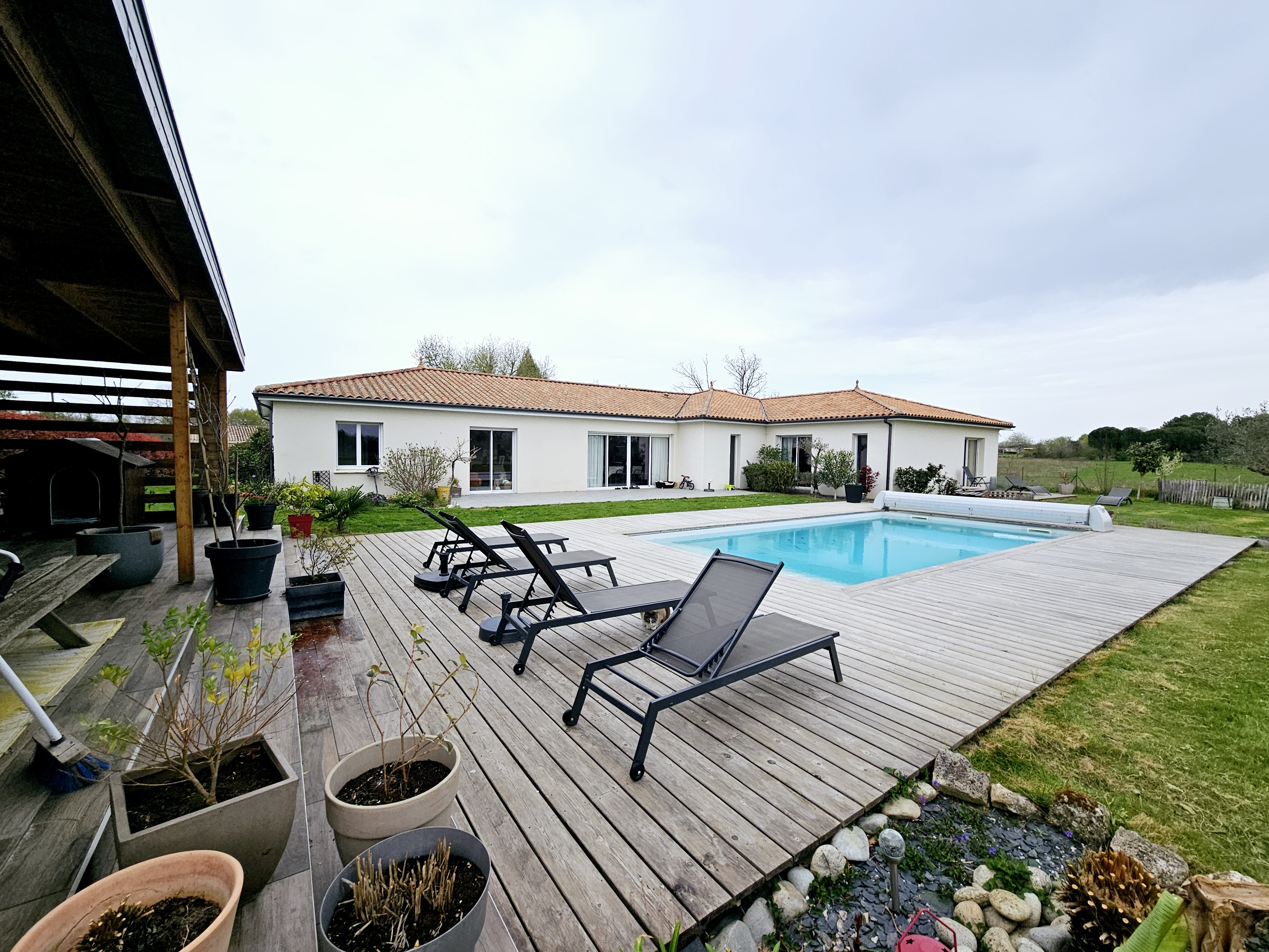 Contemporary Detached House with Pool