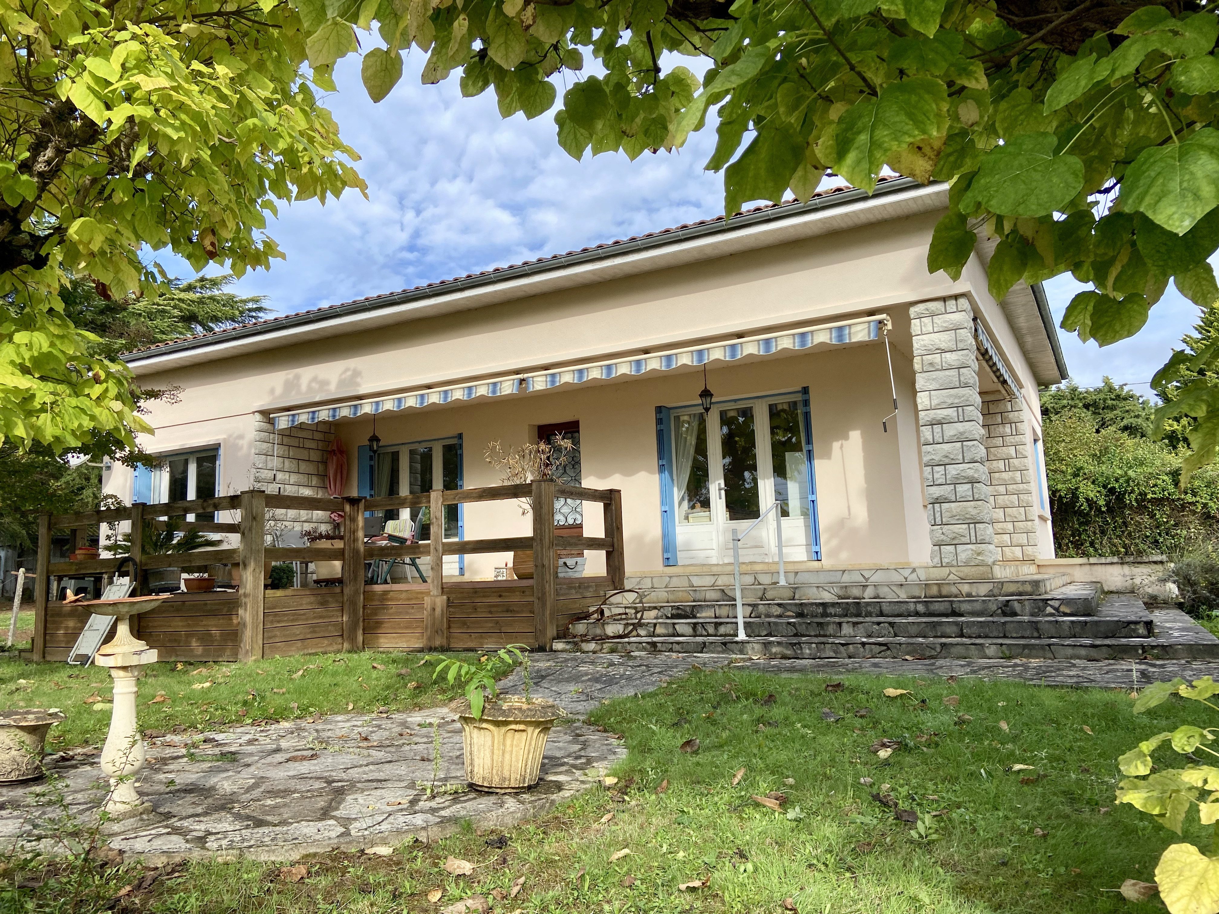 Detached House and Garden in Lovely Location