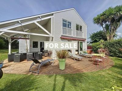 Detached House and Garden by the Beach