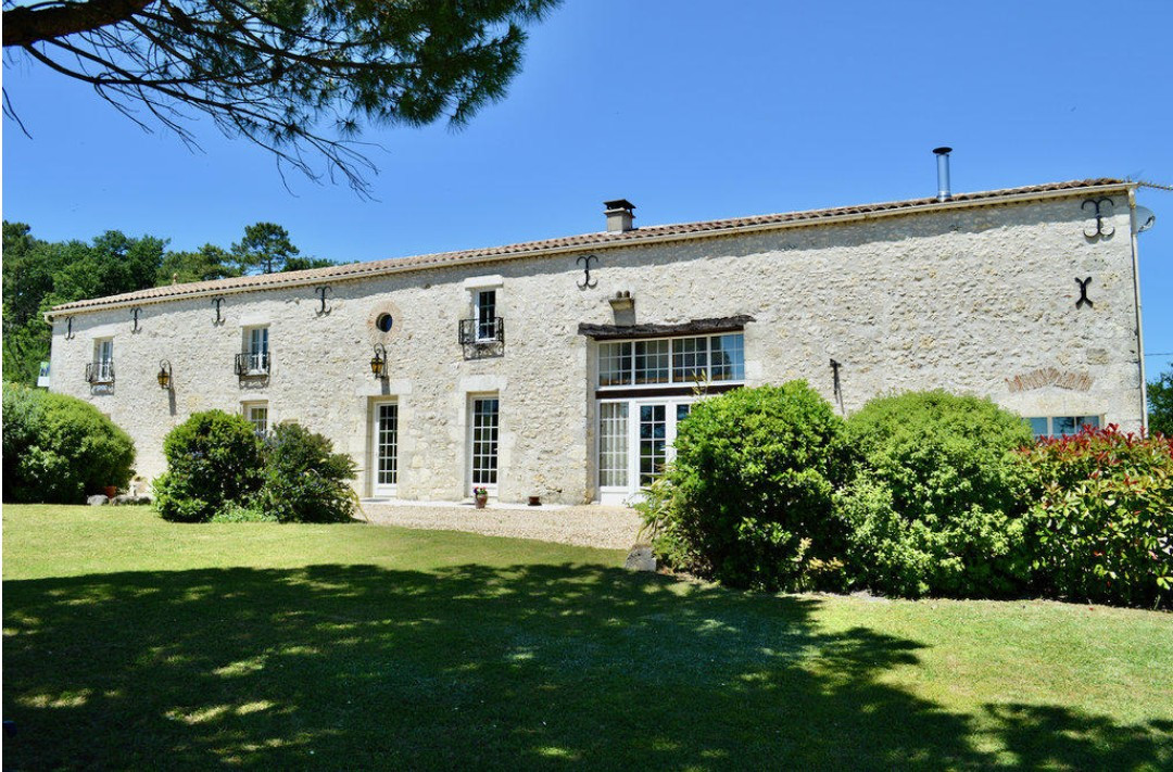 Stunning Detached Country House with Swimming Pool