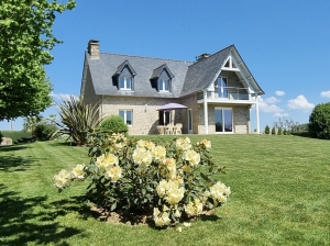 Stunning Detached House in Lovely Gardens