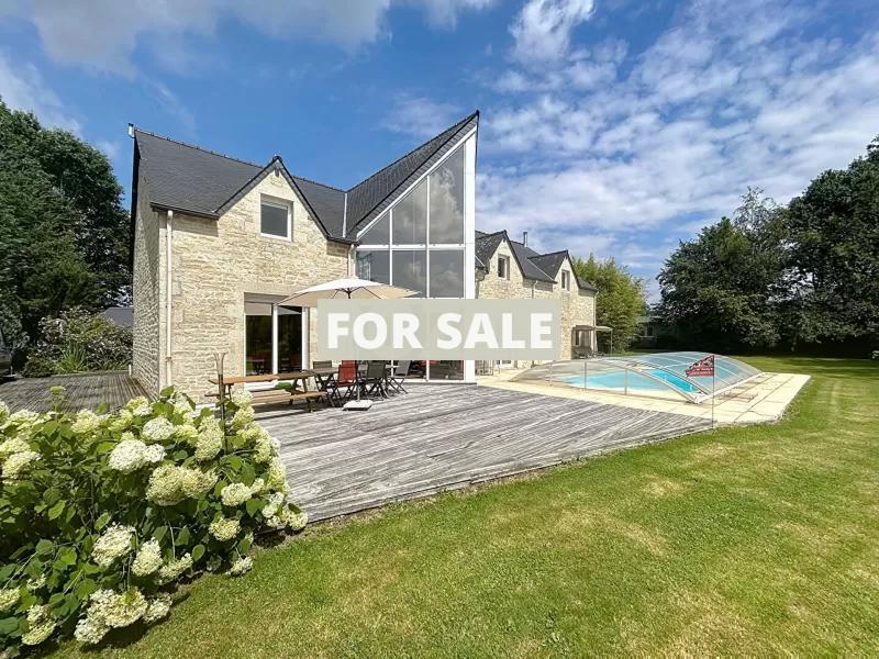 Detached Country House with Lake and Land