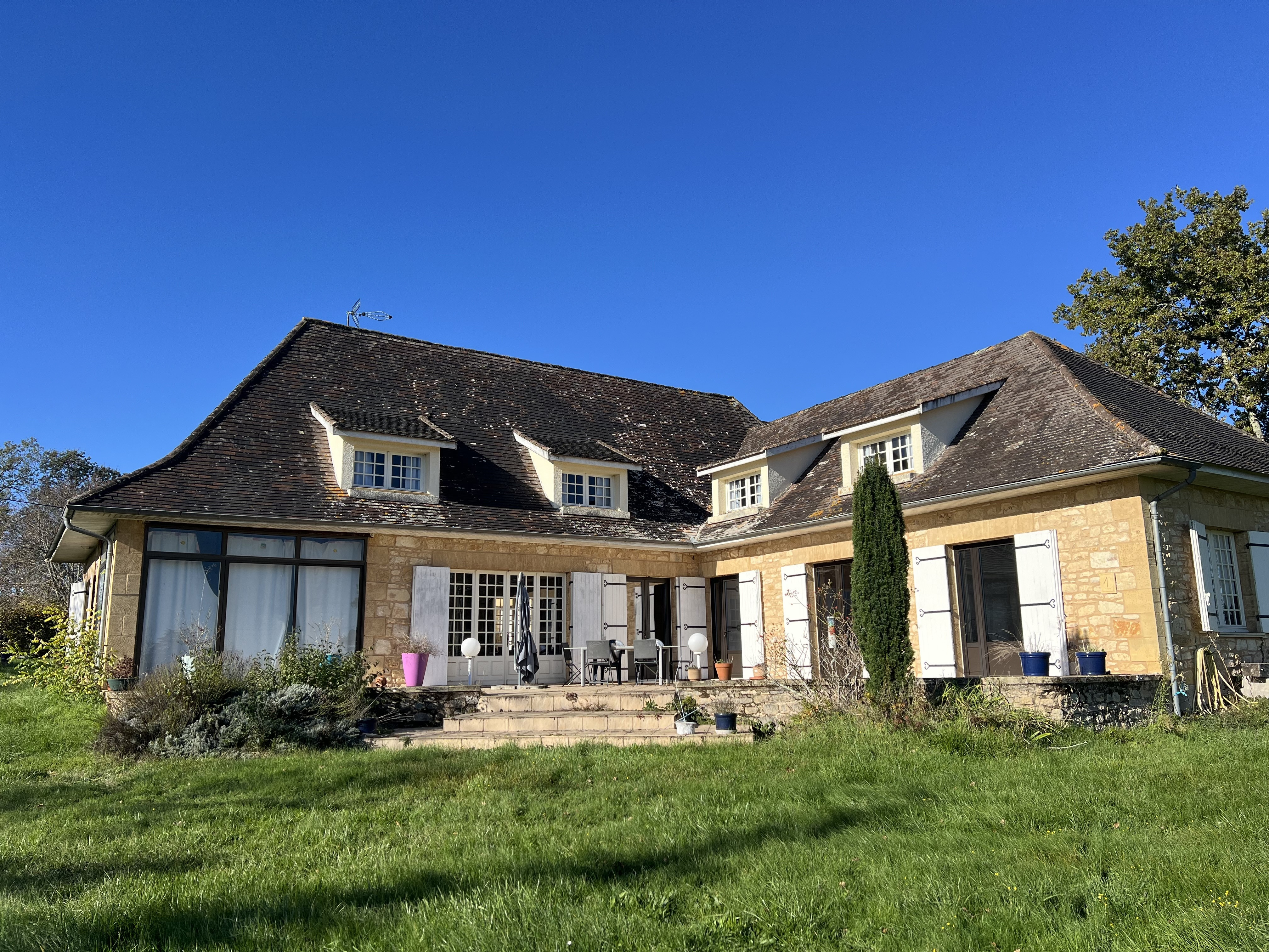 Detached Country House with Swimming Pool and Landscaped Garden