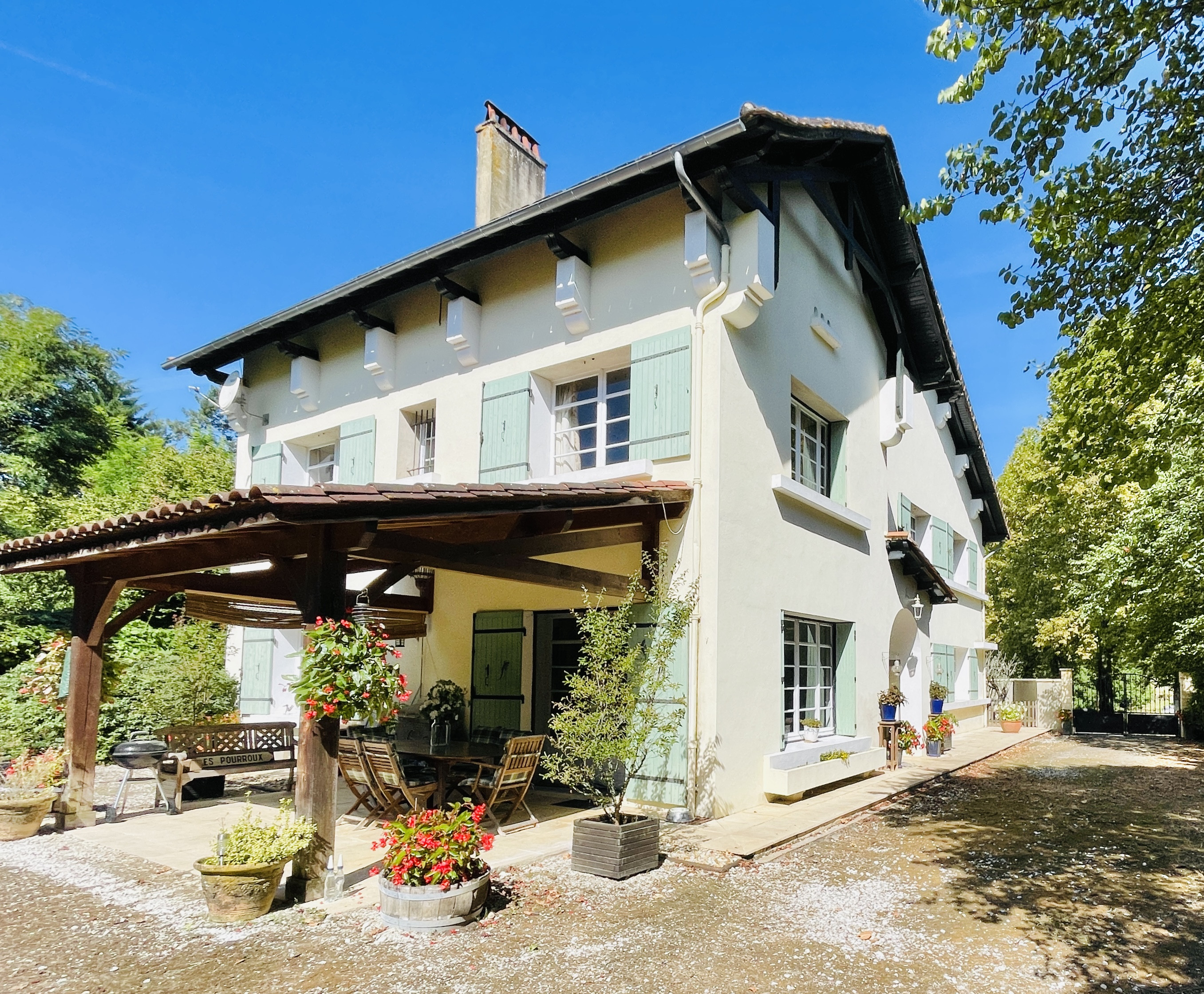 Detached House with Guest House and Swimming Pool