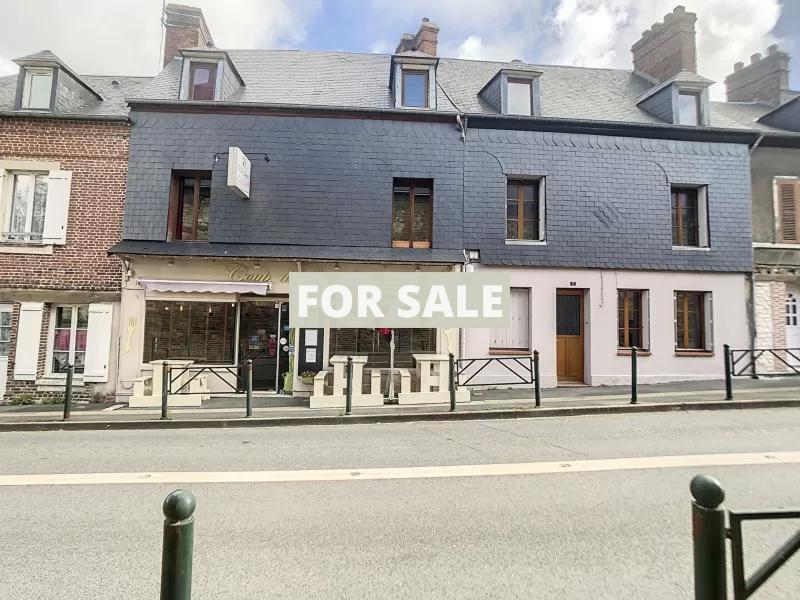 Town House with Two Apartments and Commercial Space
