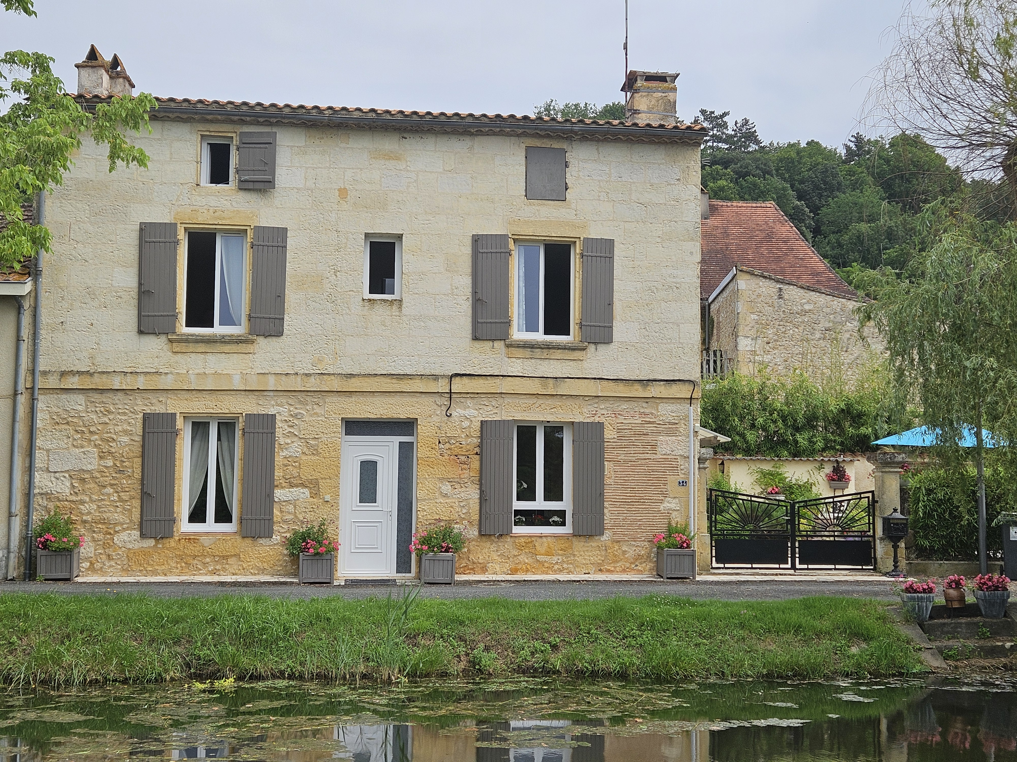 Main House and Guest House on the Banks of the Dordogne River