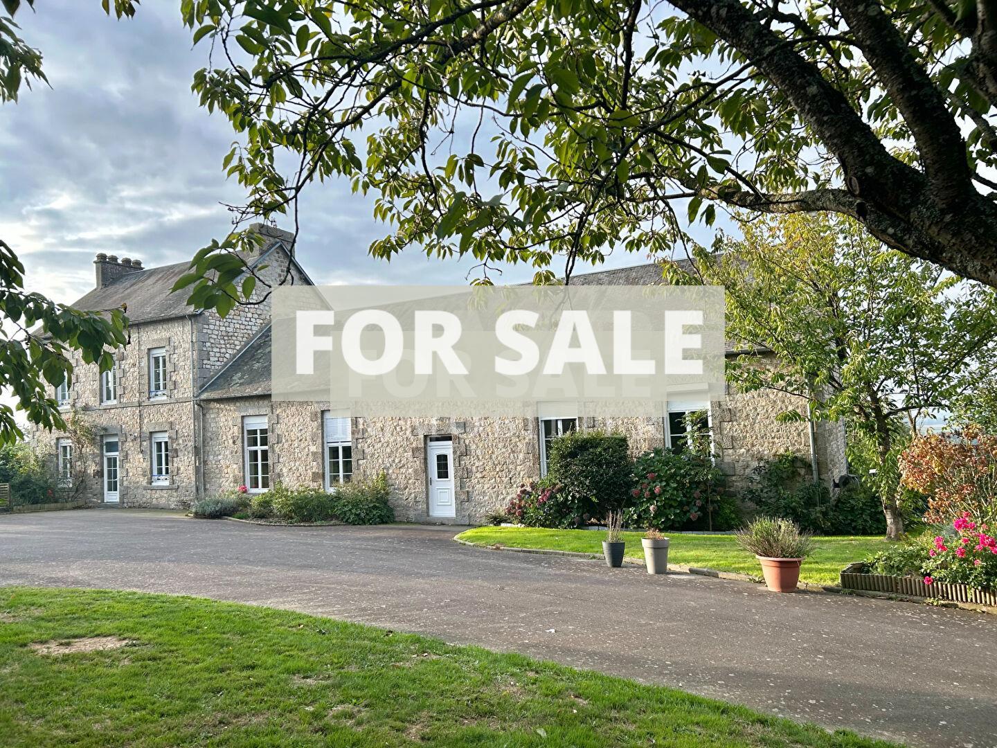 Detached Country House with Covered Pool and Pond