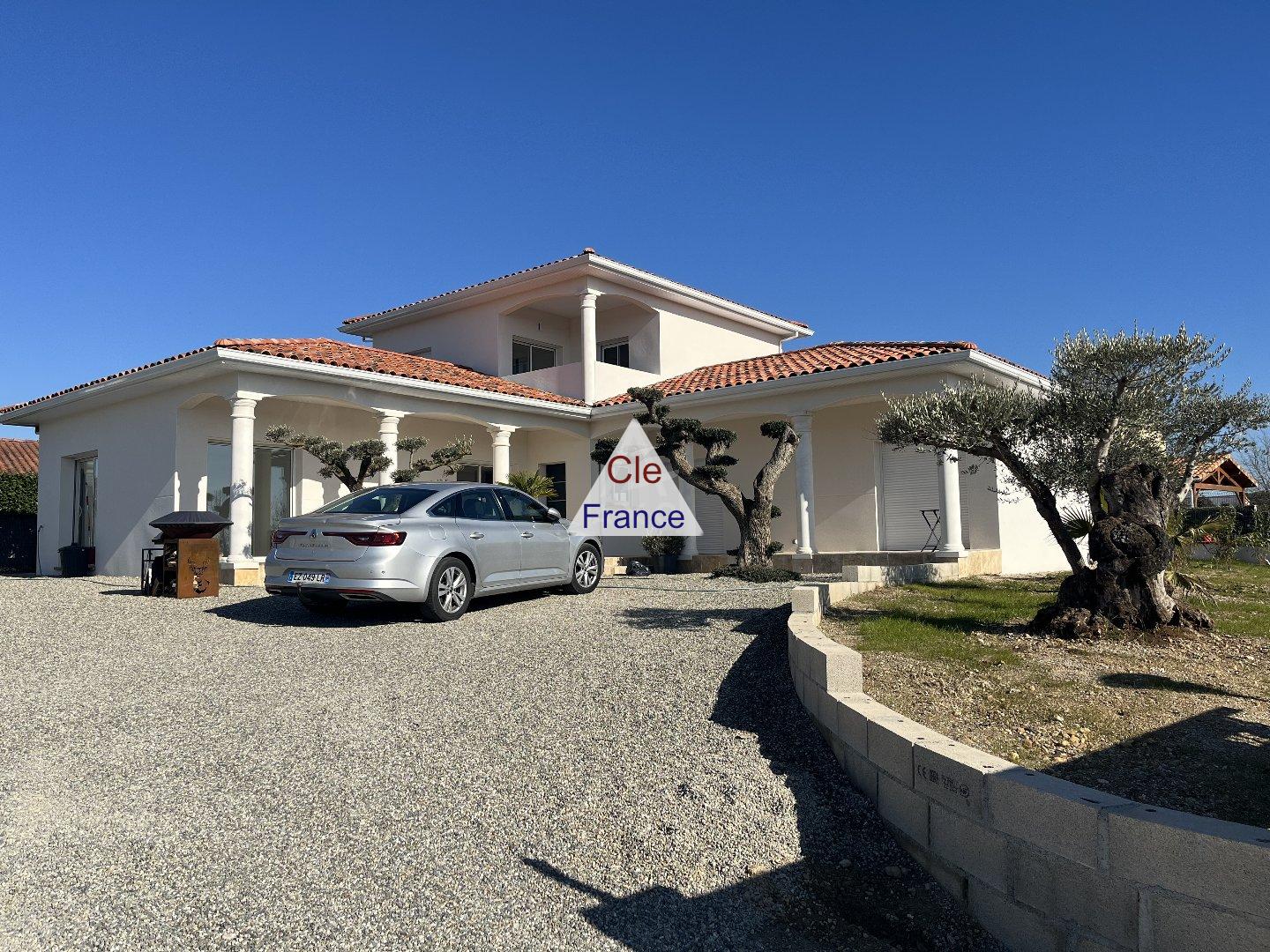 Detached Villa with Annexe Apartment with Garden
