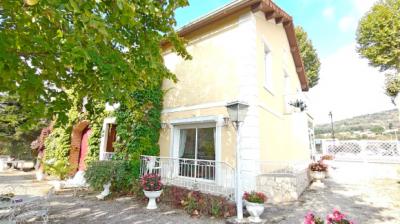 House in Perfect in Condition within the Vineyards