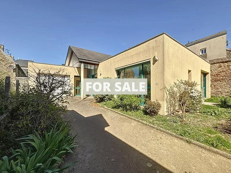 Contemporary Detached House with Landscaped Garden