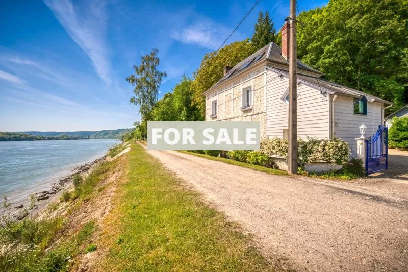 Beautiful Riverside House with Garden