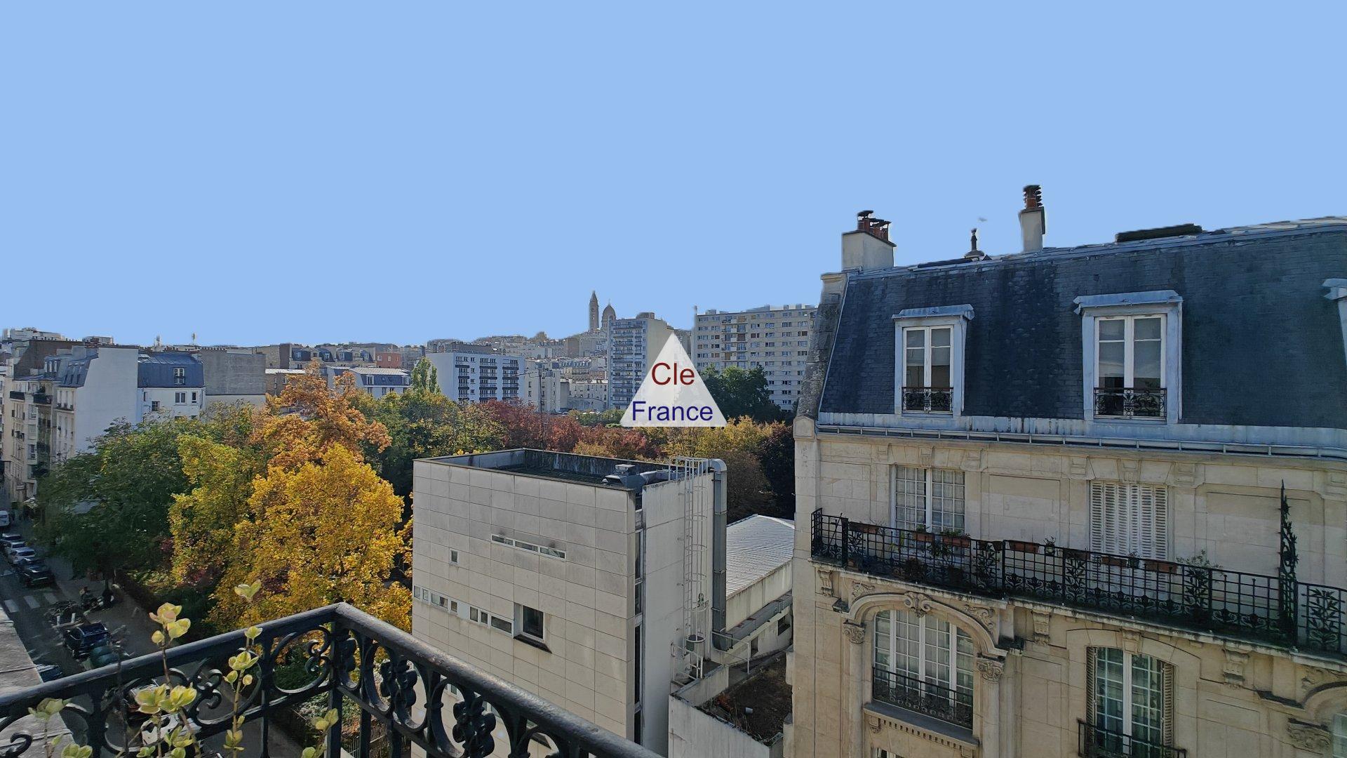 Paris Apartment wiIth Nice View from Balcony