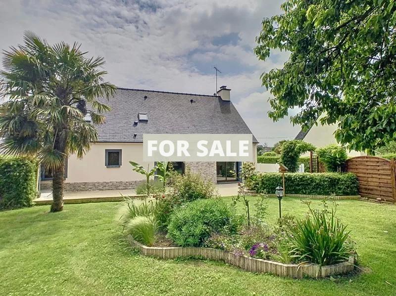 Detached House with Garden Close to the Coast