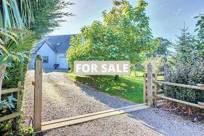 Detached Country House with Landscaped Garden