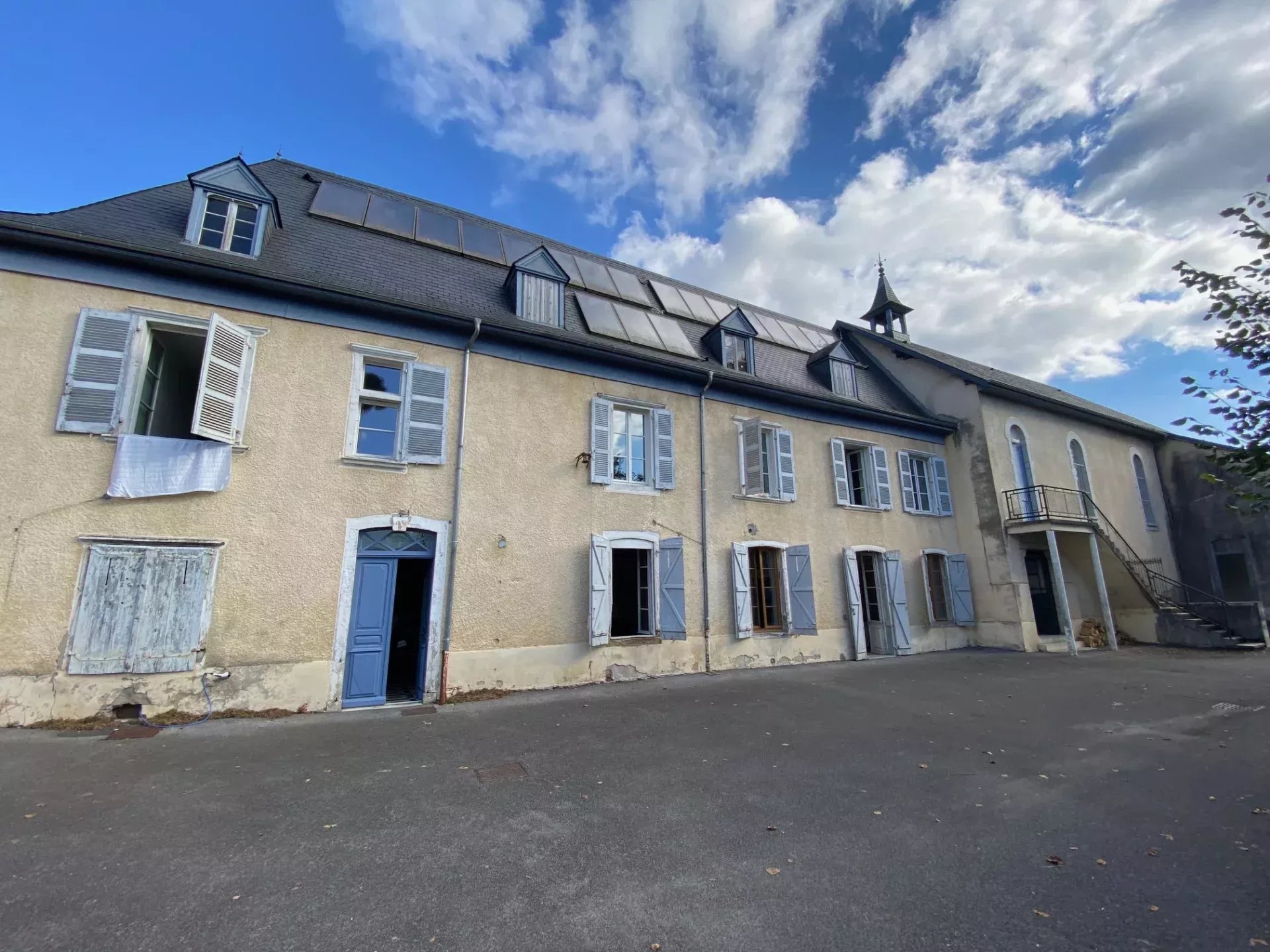 Vast Property Offers Exciting Investment Opportunity