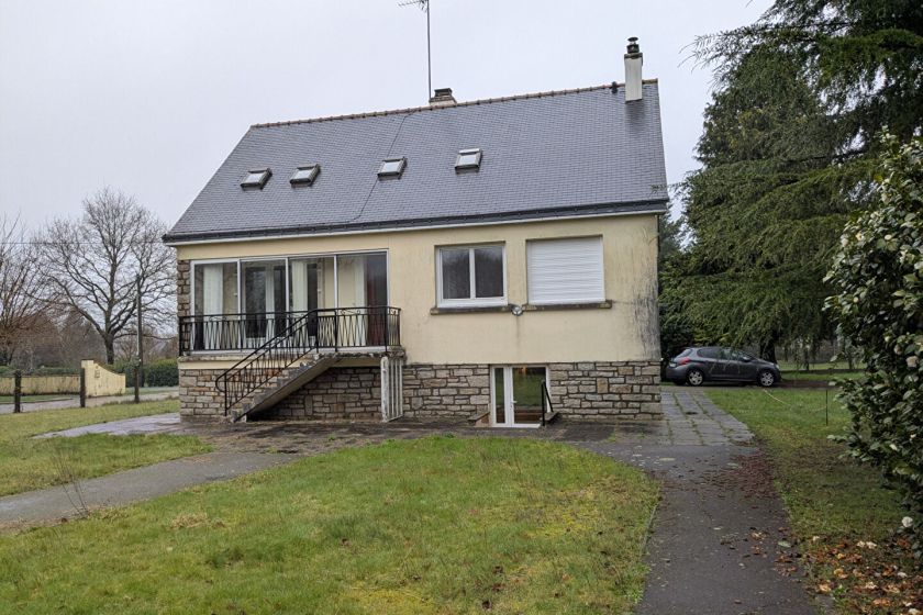 Detached Country House with Garden by the Coast