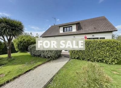 Detached Country House with Landscaped Garden