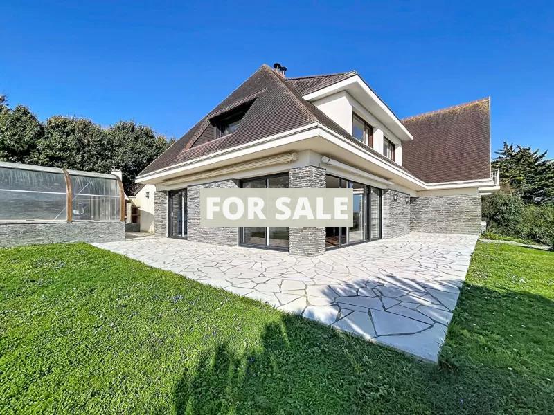 Detached Villa with Swimming Pool and Sea View
