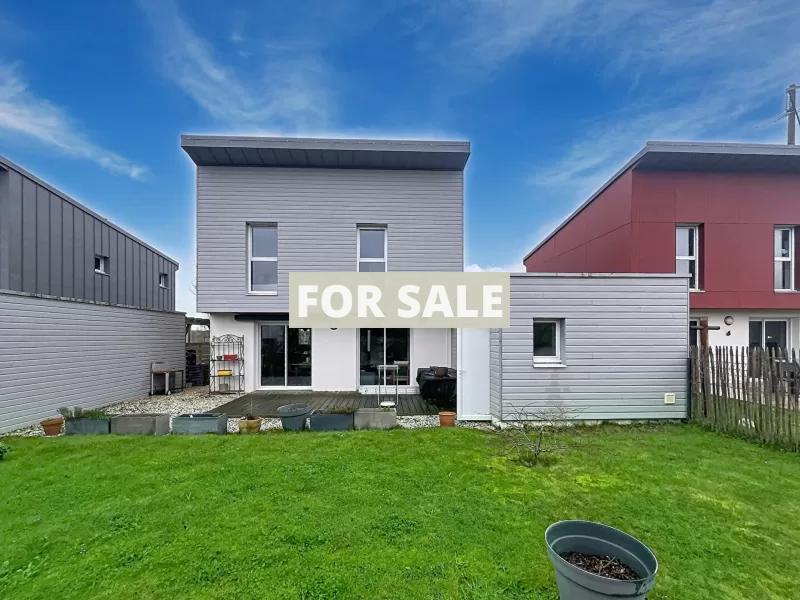 Contemporary Detached House Close to the Coast
