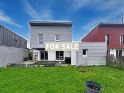Contemporary Detached House Close to the Coast