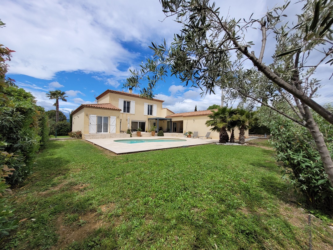 Bastide-Style Villa with Swimming Pool and Open Views