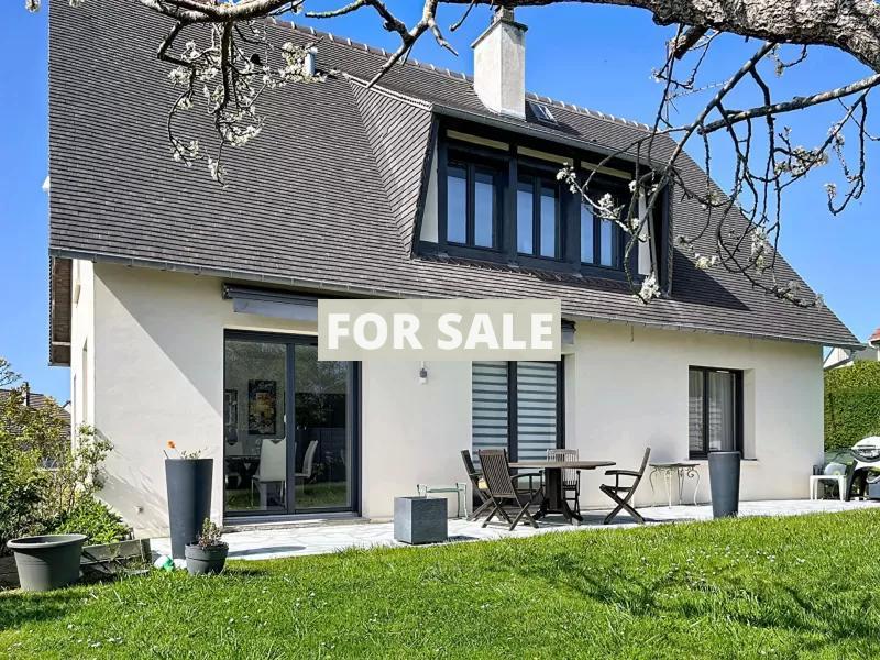 Detached House with Landscaped Garden by the Coast