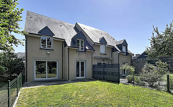 Traditional House with Garden and Garage