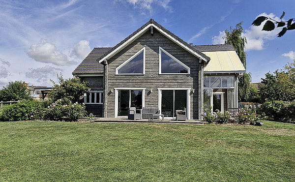 Contemporary Detached House with Landscaped Garden