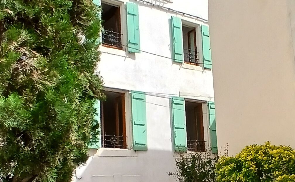Charming Village House Within Walking Distance From The River And Amenities