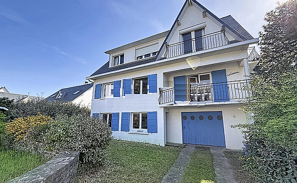 House with Sea View only 100m from the Beach