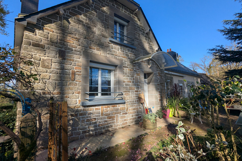 Elegant House with Mature Garden in the Countryside