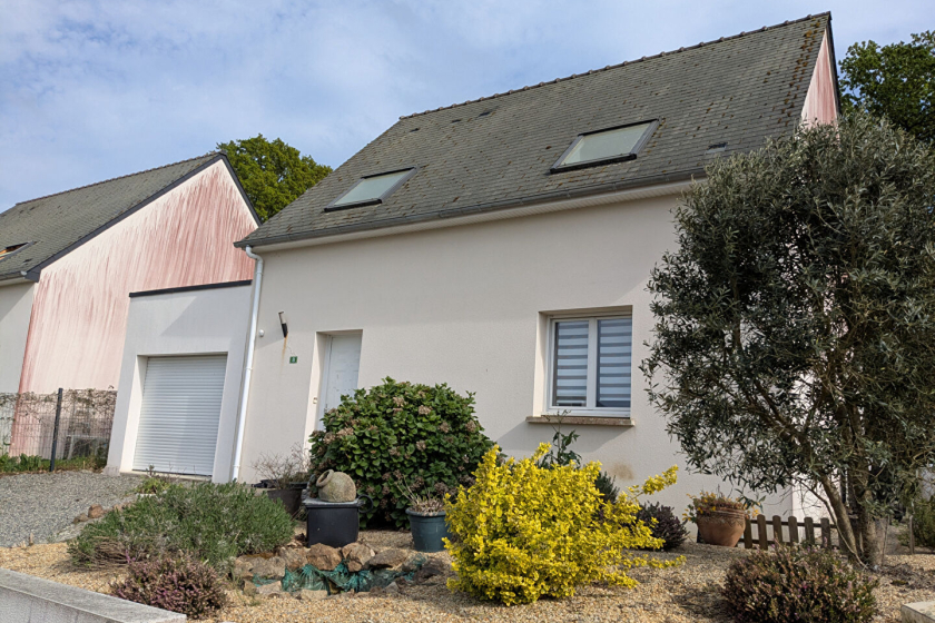 Detached House For Sale in Rural Village