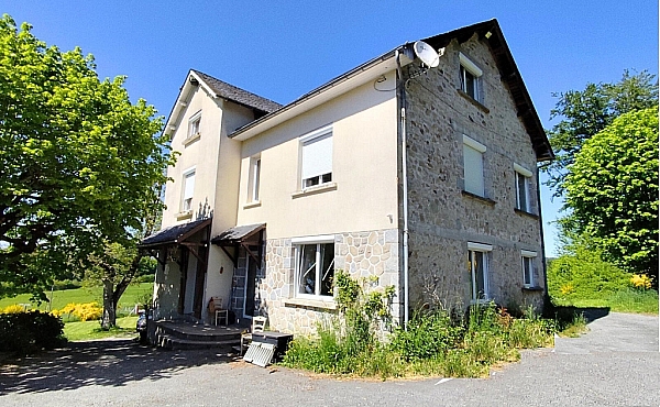 Detacehd Country House with Dog Kennel Business