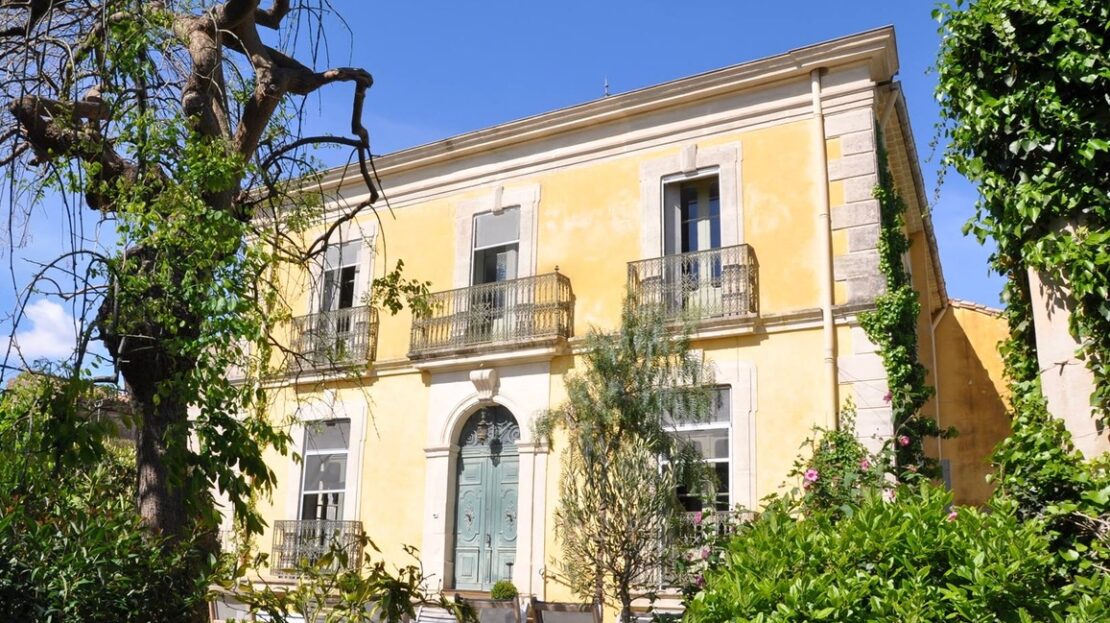 Bourgeoise House Renovated With Taste, Annexes and Pool
