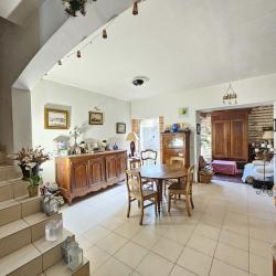 Detached House with Garden in Good Town Location