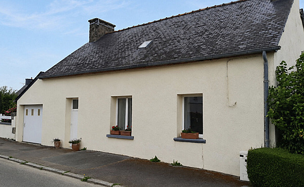 Detached House with Beautiful Landscaped Garden