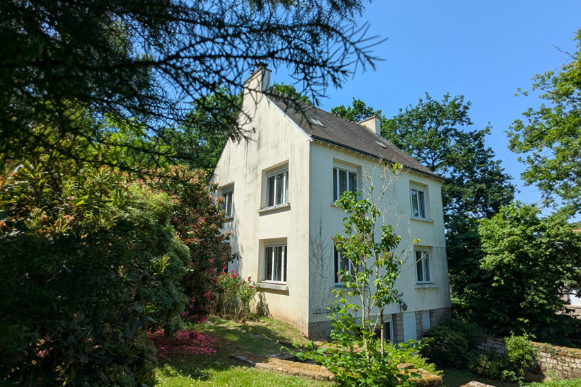 Detached Country House with Fantastic Landscaped Gardens