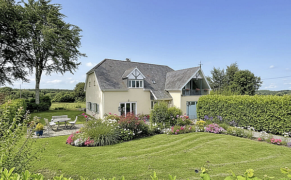 Beautiful Detached Country House in Landscaped Garden